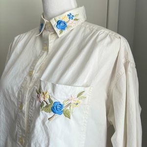 𝅺VINTAGE Cambridge Dry Goods White Button Down Shirt with Floral embroidery Sz 4